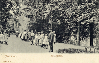 12877 Gezicht een wandelpad in het Plantsoen-Zuid bij de Monnikendam te Amersfoort uit het zuidwesten; met een groep ...